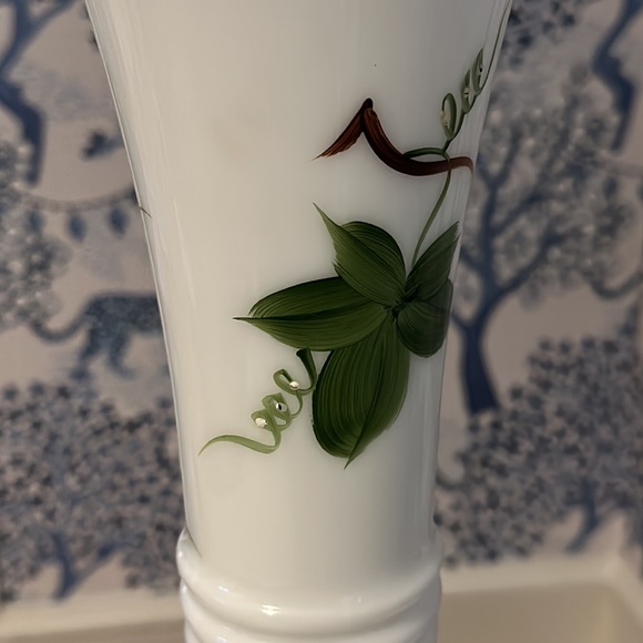 Consolidated Glass Co. Tall Hand painted Milk Glass Vase W/ Ivy - Picture 3 of 8